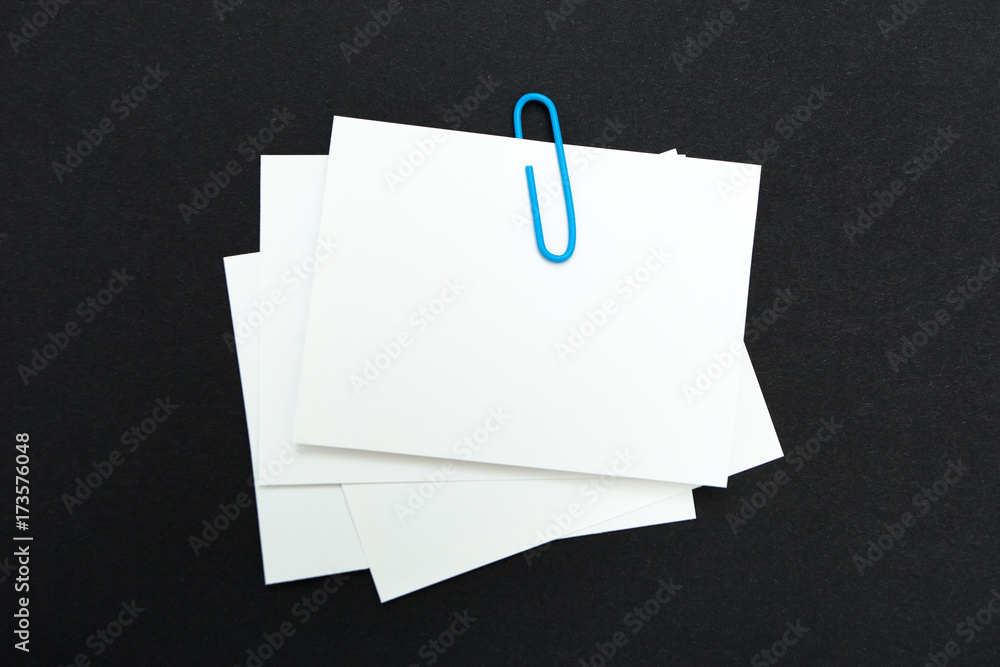 Aufkleber stack of note paper with blue paperclip. clipping path included.