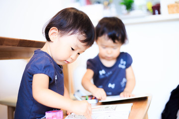 屋内で遊ぶかわいい子供