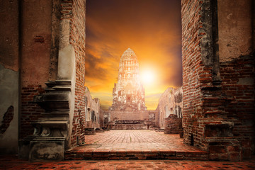 Obraz premium wat ratchaburana temple most popular traveling destination in ayutthaya world heritage site of unesco in thailand