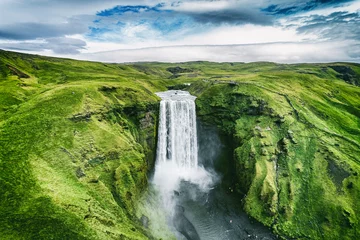 Fototapeten Island Wasserfall Skogafoss in der isländischen Naturlandschaft. Berühmte Touristenattraktionen und Wahrzeichen in der isländischen Naturlandschaft auf Südisland. Luftdrohnenansicht des oberen Wasserfalls. © Maridav