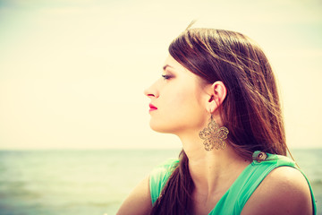 Naklejka premium Portrait, happy woman on beach near sea