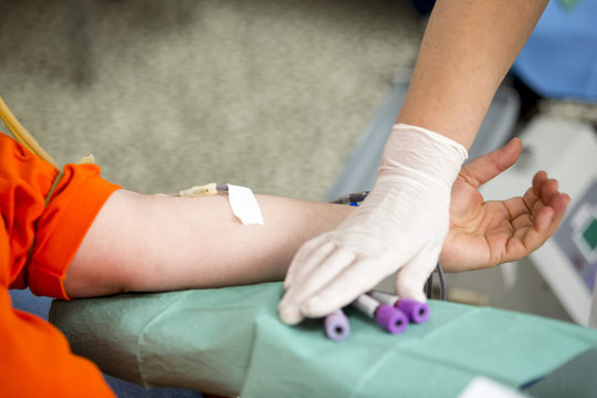 Как выглядит кровь на руке "Donate Blood" Изображения: просматривайте стоковые фотографии, векторные изобра