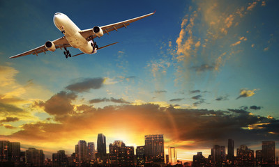 Obraz premium odlot samolotu pasażerskiego na tle pięknego miasta