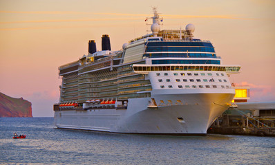 Kreuzfahrtschiff Celebrity Eclipse im Abendrot im Hafen von Funchal auf Madeira - Luxury Celebrity...
