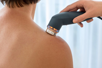 Schulterbereich Anwendung Ultraschallgerät zur Schmerzlinderung in der Physiotherapie