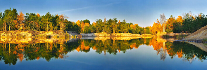 Naklejka premium bright, rich colors of autumn foliage reflected in the lake