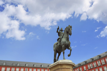 Fototapeta na wymiar View of statue King Philips III on Plaza Mayor