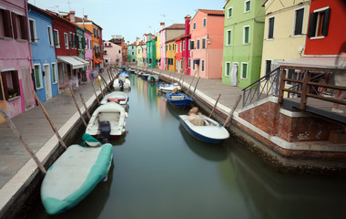 Fototapeta na wymiar houses on the island of Burano in Venice with the boats slightly