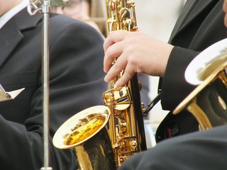 tocando el saxofon