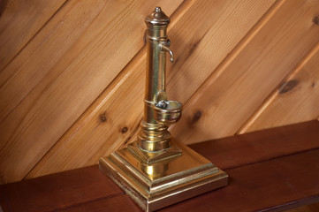 Fontana in ottone su sfondo in legno