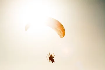 Photo sur Plexiglas Sports aériens vol en parapente avec paramoteur sur ciel bleu