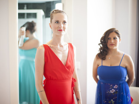 Amigas prepar&aacute;ndose para la boda