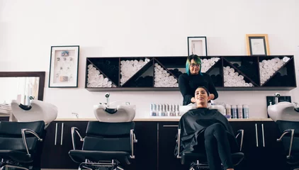 Crédence de cuisine en verre imprimé Salon de coiffure Woman at a beauty spa getting a hair wash