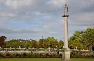 Statue colonne de David vainqueur de Goliath au jardin du Luxembourg à Paris, France