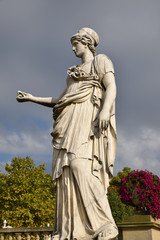 Statue de Minerve au jardin du Luxembourg &agrave; Paris, France