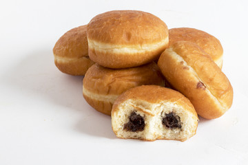Beignets empilés et  croqués sur fond blanc