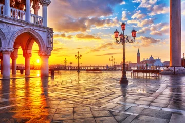 Zelfklevend Fotobehang Piazza San Marco at sunrise, Vinice, Italy © sborisov