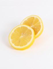 aufgeschnittene Zitrone im Studio