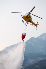 Operazione antincendio con elicottero