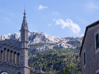 Fototapeta na wymiar Montaña tras la Iglesia