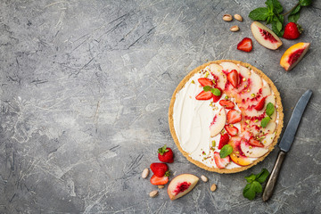 Delicious Tart with peaches and strawberries