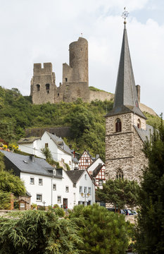 Deutschland, Monreal;  Altstadt mit Dreifaltigkeitskirche und L&ouml;wenburg