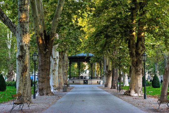 Fototapeta View of the green promenade and the old pavilion in the beautiful Zrinjevac park in summer, Zagreb, Croatia