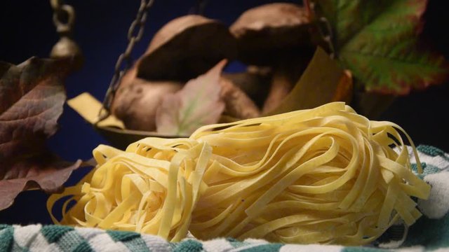 Tagliatelle and hongos Noodles und mushrooms Pasta y funghi video Nudeln e Pilze