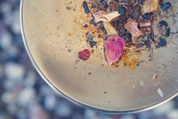 Räucherwerk in Räucherschale