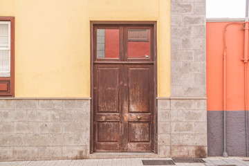 Braune Haustür aus Holz