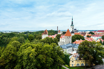 Obraz premium Widok antycznego budynku na Starym Mieście w Tallinie, Estonia