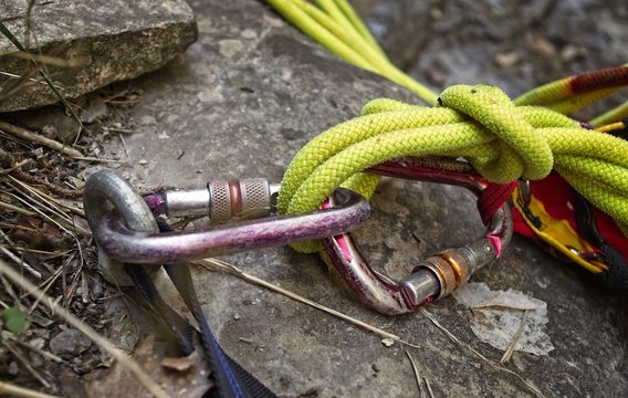Barranquista descendiendo por una cuerda en la monta&ntilde;a con un ocho