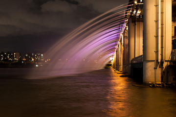 Fototapeta na wymiar Bridge fountain