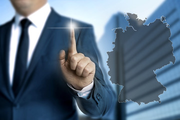 Deutschlandkarte touchscreen wird von Geschäftsmann bedient