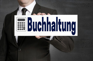Buchhaltung Schild wird von Gesch&auml;ftsmann gehalten