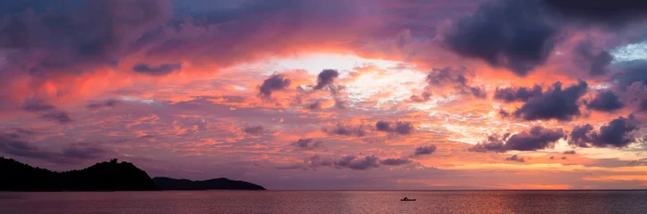 Photo sur Plexiglas Mer / coucher de soleil Beautiful vivid sunset at paradise beach Borneo Malaysia