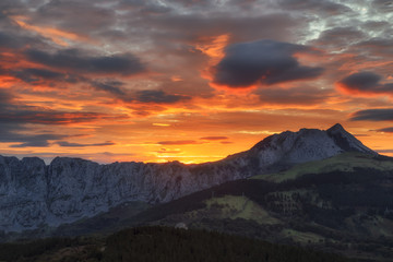 Obraz na płótnie Canvas Colorful sunrise over Anboto mountain