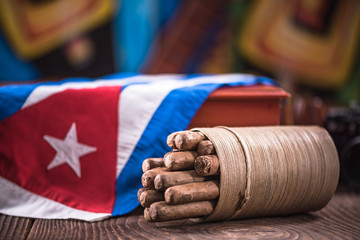 Cuban cigar in ashtray on wooden table - obrazy, fototapety, plakaty