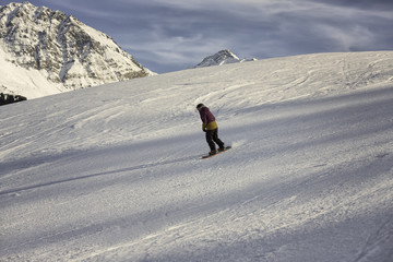 Snowboarder auf Piste
