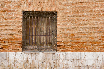 Fototapeta na wymiar old window in abandoned house