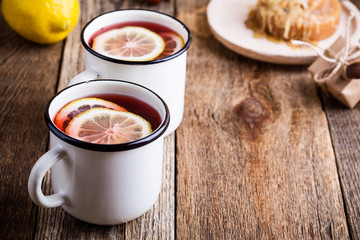 Mulled wine with lemon slices