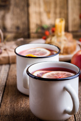 Mulled wine with lemon slices