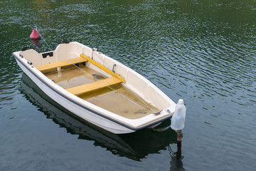 Obraz premium Small sunk boat