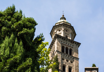 Fototapeta na wymiar campanile di una chiesa immerso nella vegetazione