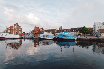 Obraz premium view of buildings at waterfront