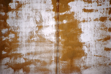 Abgekratzte Farbschichten  / Die Nahaufnahme von abgekratzten Farbschichten auf der Oberfläche einer Mauerwand.