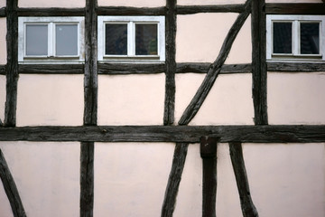 Fachwerkfassade  / Die Balkenkonstruktion und das Holzgerüst eines Fachwerkhauses.