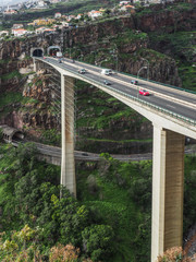 Madeira, hohe Brücke und viele Tunnel im Straßennetz 