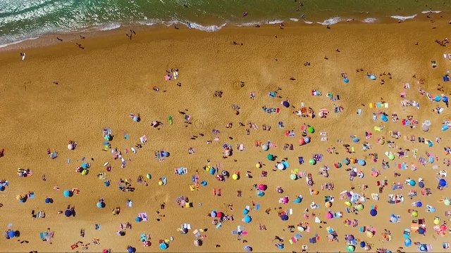 plage en france vu du haut film&eacute; par un drone 
