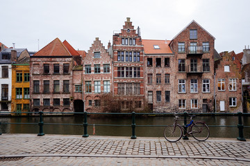 Obraz premium Bruges canals: Spiegelrei and Jan van Eyckplein as background. Belgium